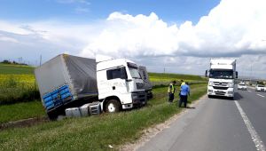 TIR yoldan çıktı: 1 yaralı