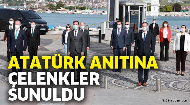 Atatürk Anıtına çelenkler sunuldu