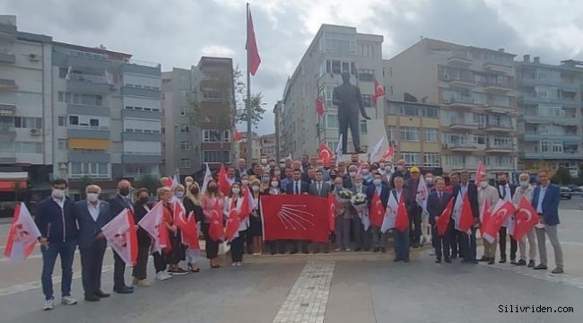 CHP, kuruluş yıldönümü dolayısıyla Atatürk Anıtı’na çelenk sundu