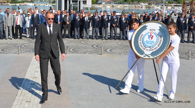 Atatürk Anıtı'na çelenk sunuldu!