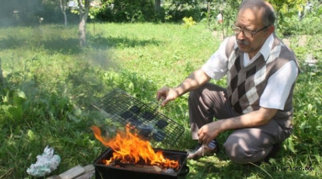 Borçlarını bitiren emekliden ilginç kutlama